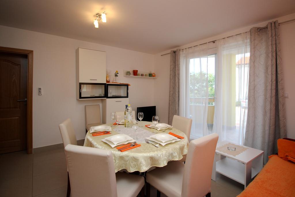Apartments Koritnik Пунат Стая снимка