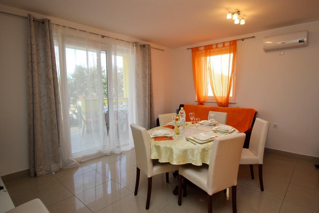 Apartments Koritnik Пунат Стая снимка