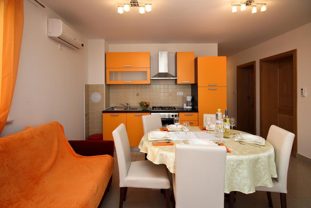 Apartments Koritnik Пунат Стая снимка