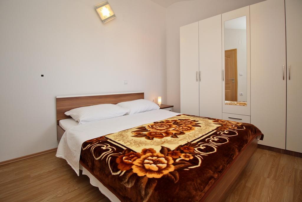 Apartments Koritnik Пунат Екстериор снимка